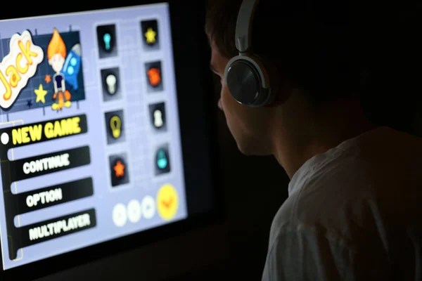 Teenager Spielt Spätabends Computerspiel Hause — Stockfoto