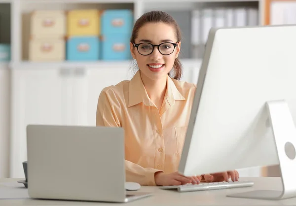 Femme travaillant au bureau — Photo