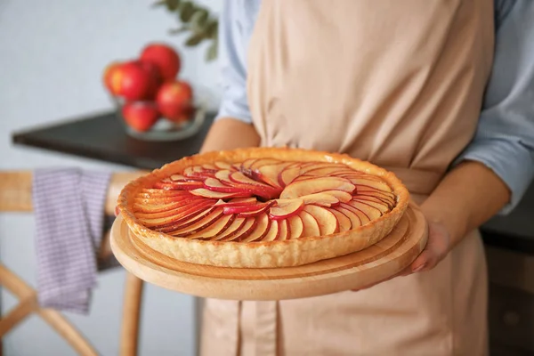 Femme tenant tarte aux pommes — Photo