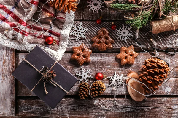 Caja de regalo y decoraciones navideñas — Foto de Stock