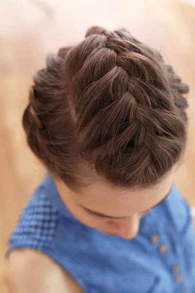 Femme avec belle coiffure de tresse — Photo