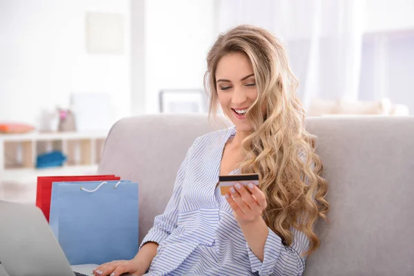 Young woman shopping online — Stock Photo, Image