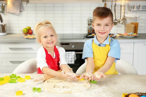 Petits Enfants Mignons Faisant Des Biscuits Pâques Cuisine — Photo