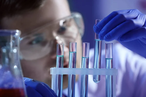 Científico trabajando en laboratorio — Foto de Stock