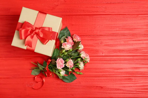 Caixa de presente com flores — Fotografia de Stock