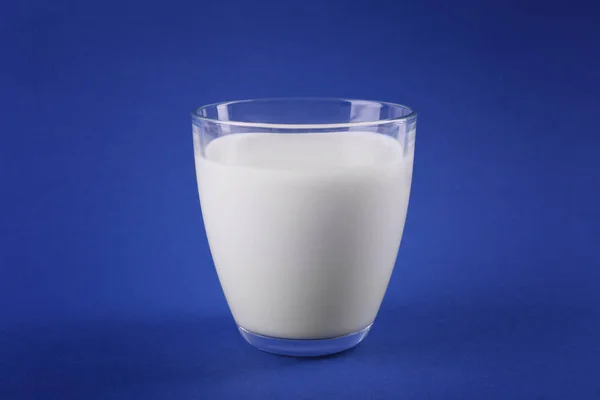 Bir bardak taze süt. — Stok fotoğraf