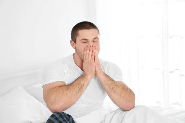 Joven Hombre Atractivo Despertando Cama Casa — Foto de Stock