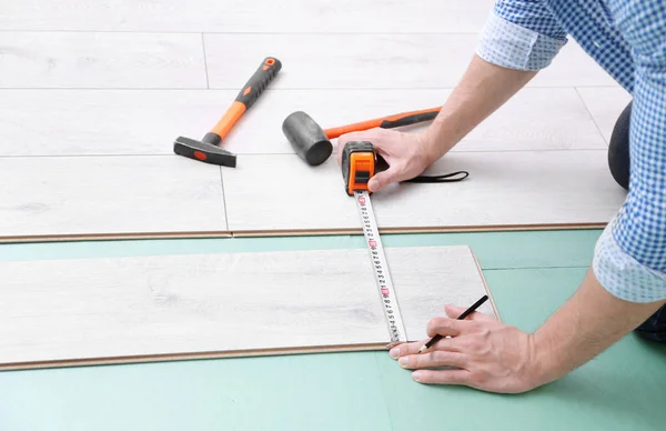 Man installing laminate flooring — Stock Photo, Image