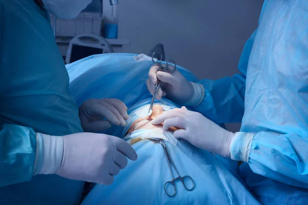 Operação de paciente em hospital moderno — Fotografia de Stock