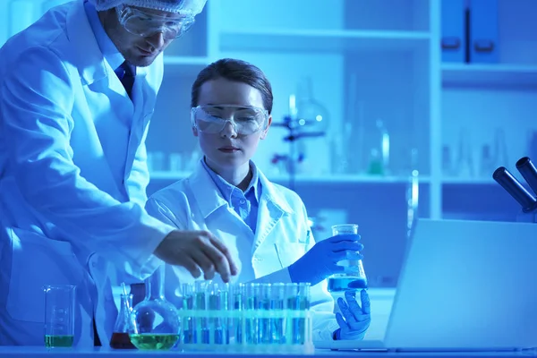 Científicos trabajando en laboratorio — Foto de Stock