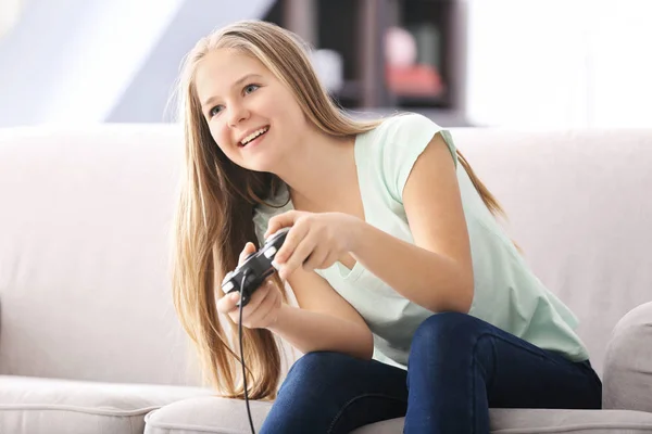 Teenager spielt Videospiel — Stockfoto