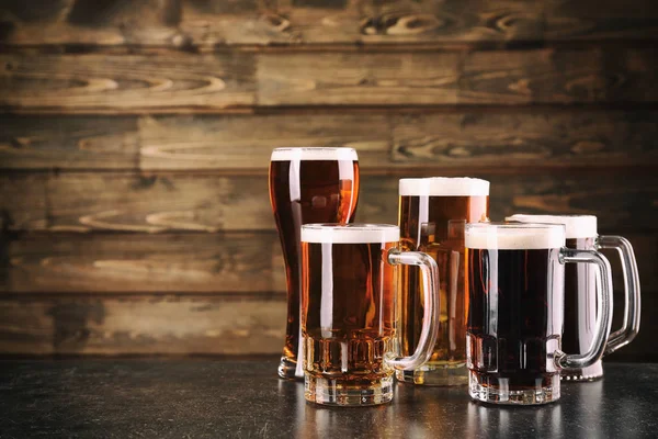 Soğuk bir bira ile gözlük — Stok fotoğraf