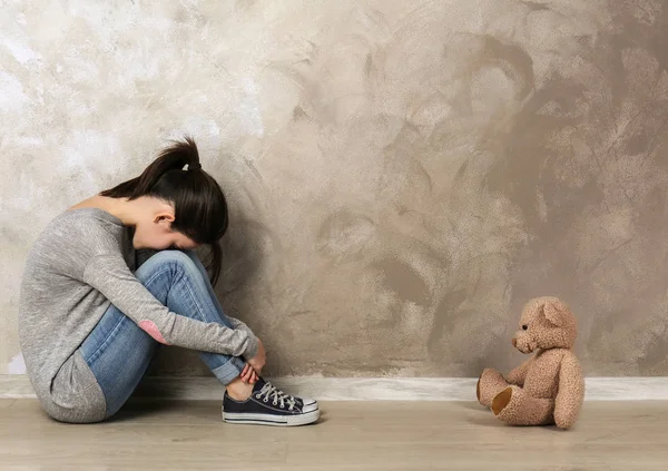 Niña Sentada Con Oso Juguete Sobre Fondo Pared Color —  Fotos de Stock