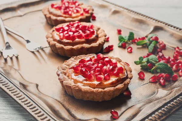 Taze nar tohumları ile tart — Stok fotoğraf