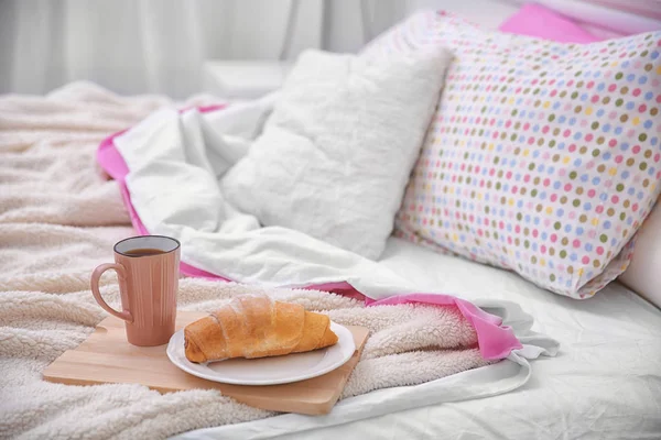 Šálek kávy a croissant — Stock fotografie