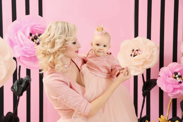 Mãe Com Bebê Bonito Menina Quarto Decorado Para Festa Aniversário — Fotografia de Stock