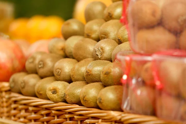 Basket with kiwi fruit in market — Stock Photo, Image