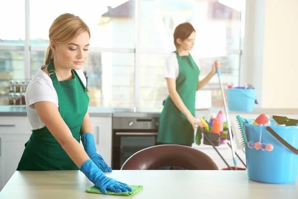 Mujer Limpieza Mesa Cocina — Foto de Stock