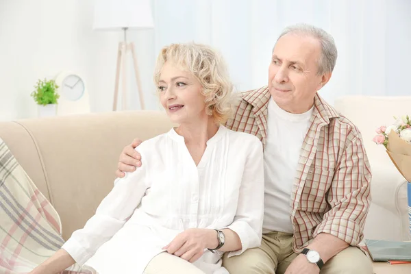 Happy senior paret sitter på soffan hemma — Stockfoto