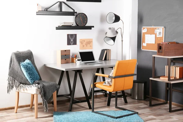 Werkplek met tafel en stoelen — Stockfoto