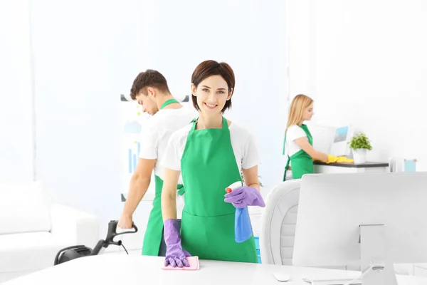 Serviceteam Putzt Modernes Büro — Stockfoto