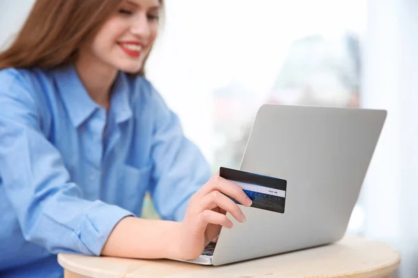 Vrouw doen online winkelen thuis — Stockfoto
