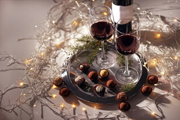 Copos de vinho tinto e trufas de chocolate — Fotografia de Stock