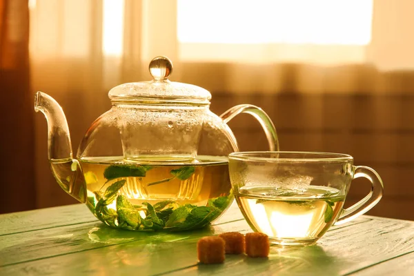 Cam çaydanlık ve bardak bitkisel çay — Stok fotoğraf