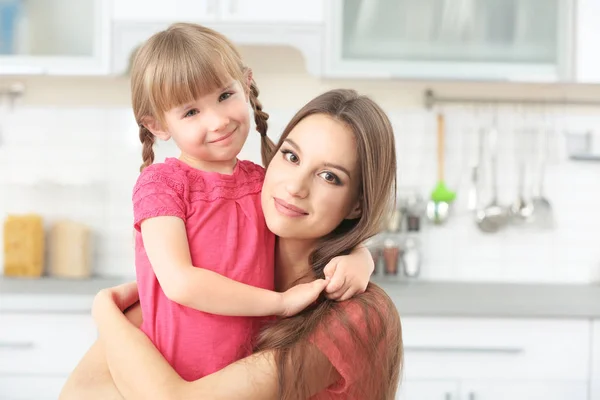 Ung Mamma Omfamnande Liten Flicka Kök — Stockfoto