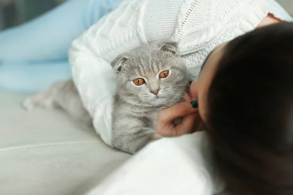 Bela jovem mulher com gato — Fotografia de Stock