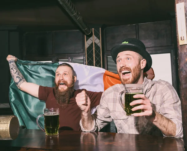 Hombres Celebrando Día San Patricio Pub — Foto de Stock