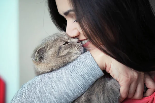 Beautiful young woman with cute cat — Stock Photo, Image