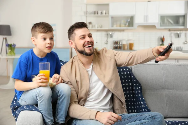 Ojciec i syn, oglądanie sportu w Tv w domu — Zdjęcie stockowe