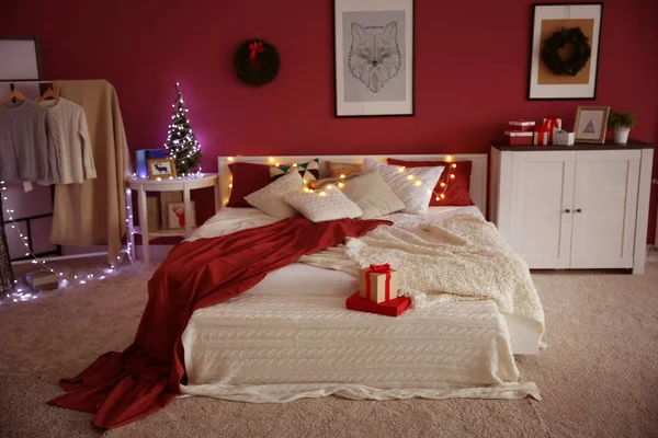Μοντέρνα κρεβατοκάμαρα με Χριστουγεννιάτικη διακόσμηση — Φωτογραφία Αρχείου
