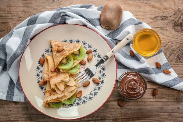 Pancakes with banana and kiwi — Stock Photo, Image