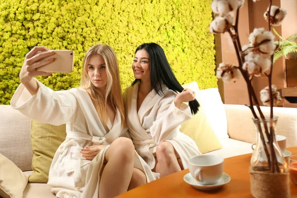 Mooie jonge vrouwen selfie met spa salon — Stockfoto