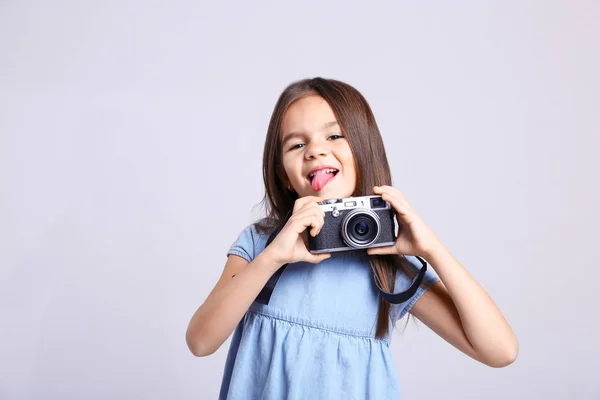 Kislány vintage kamerával — Stock Fotó