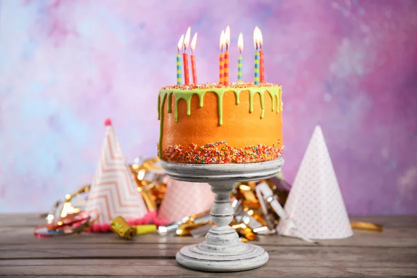 Tasty birthday cake with party hats — Stock Photo, Image