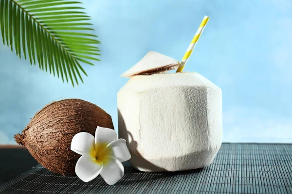 Coquetel de coco com plumeria e noz — Fotografia de Stock