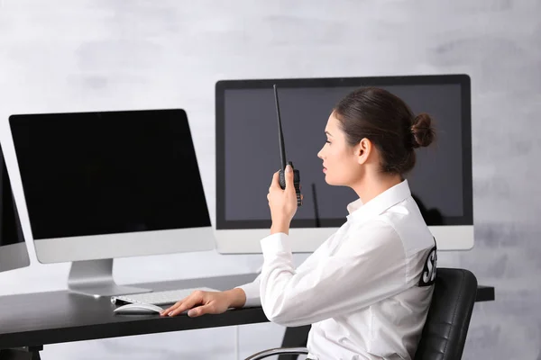 Guardia di sicurezza femminile — Foto Stock