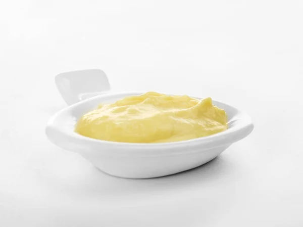 Queso cremoso en platillo — Foto de Stock