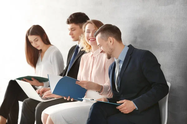 Grupp av människor som väntar för anställningsintervju inomhus — Stockfoto