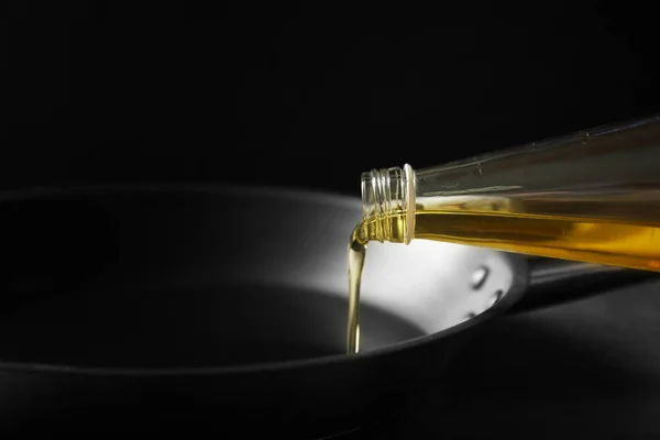 Pouring oil into pan — Stock Photo, Image