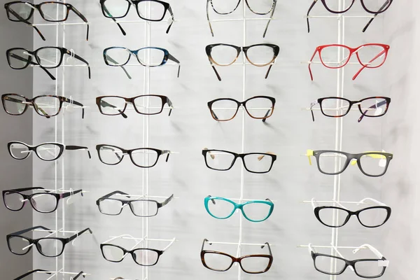 Glasögon i oftalmologiska store — Stockfoto