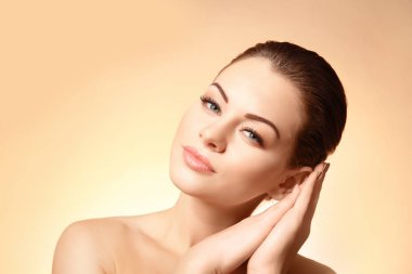 Güzel genç bir kadının portresi.