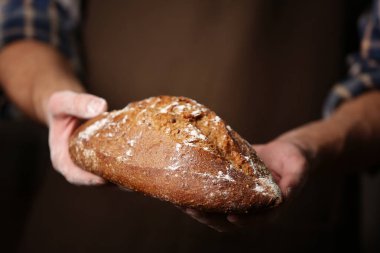 Taze pişmiş ekmek ile erkek el