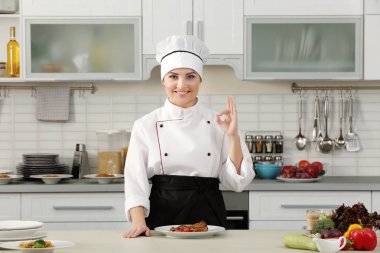 kadın hazır et yemeği ile 