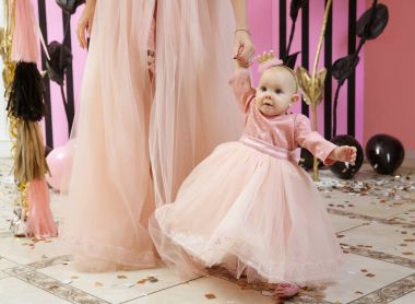 Anne ile kız şirin bebek 