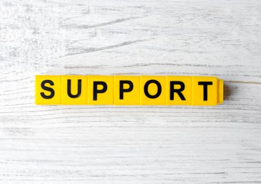 Ahşap arka plan üzerinde kelime destek