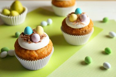 bir şekilde dekore edilmiş Paskalya kek 